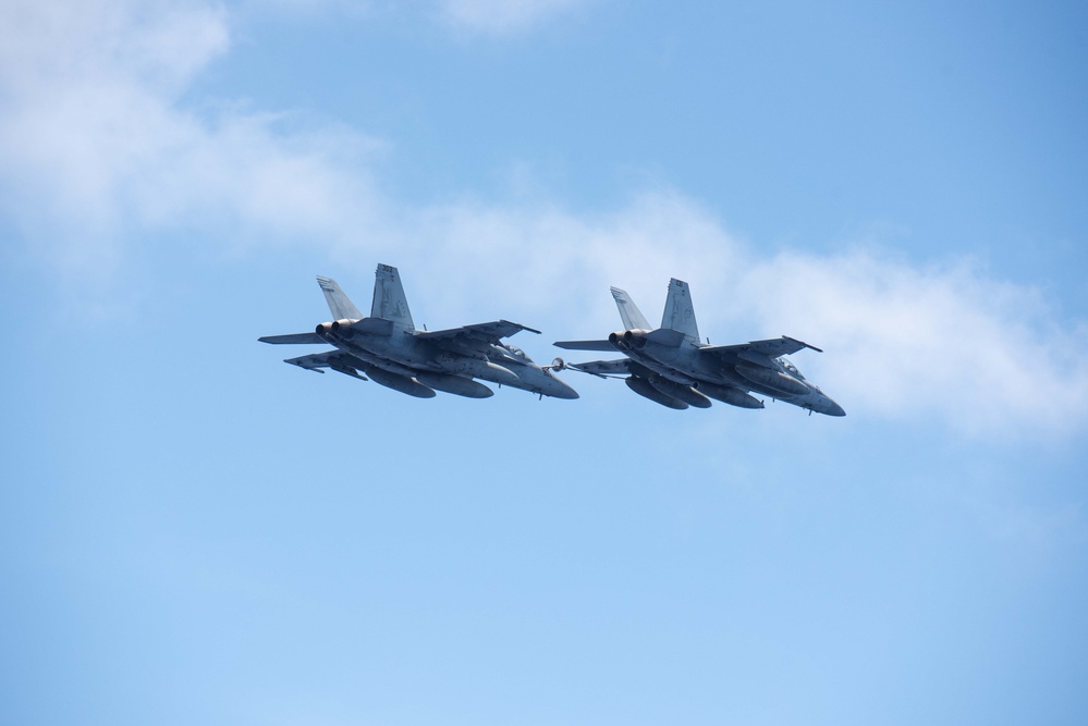 USS Ronald Reagan (CVN 76) conducts air combat-skills practice
