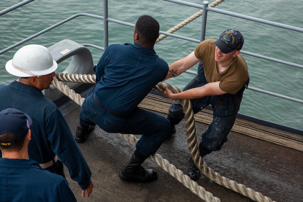 Abraham Lincoln sailors heave in lines