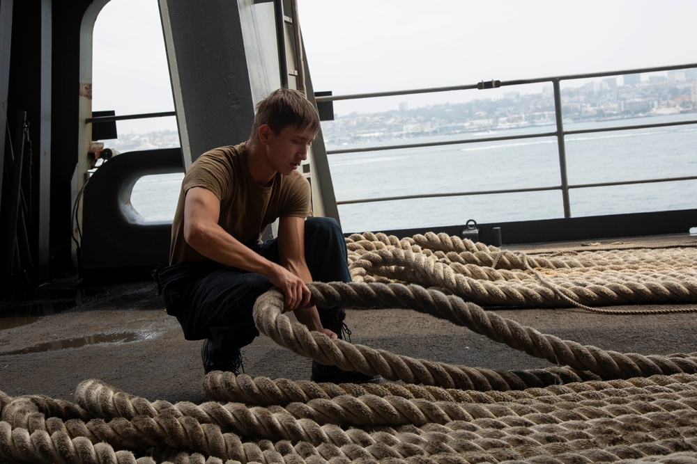 Abraham Lincoln Sailors fake down lines