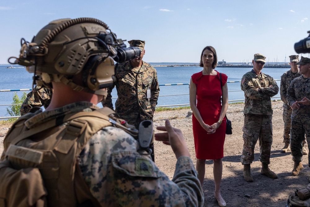 Marines with MRC Demonstrate Capabilities to Distinguished Visitors