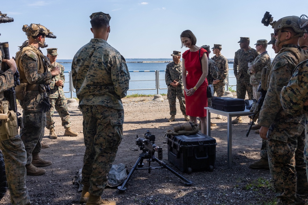Marines with MRC Demonstrate Capabilities to Distinguished Visitors