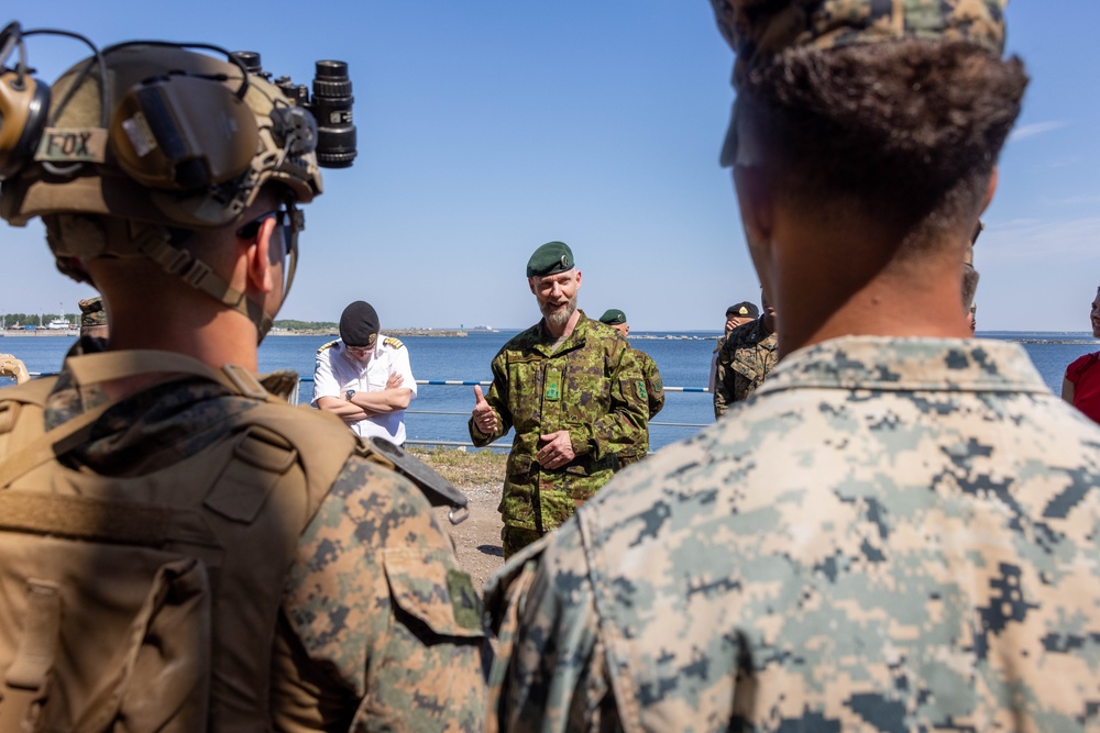 Marines with MRC Demonstrate Capabilities to Distinguished Visitors