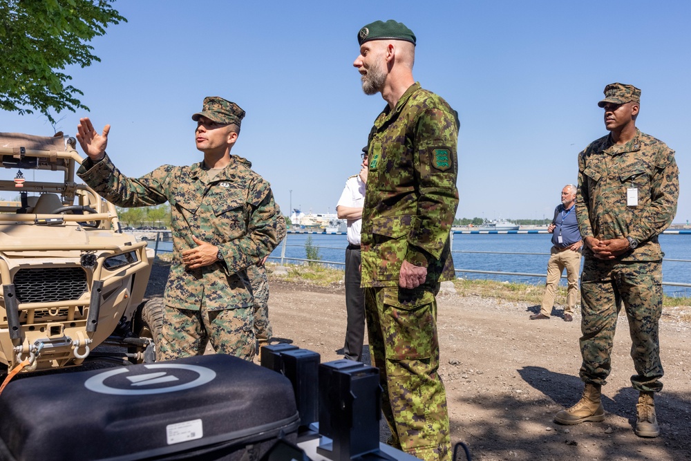 Marines with MRC Demonstrate Capabilities to Distinguished Visitors