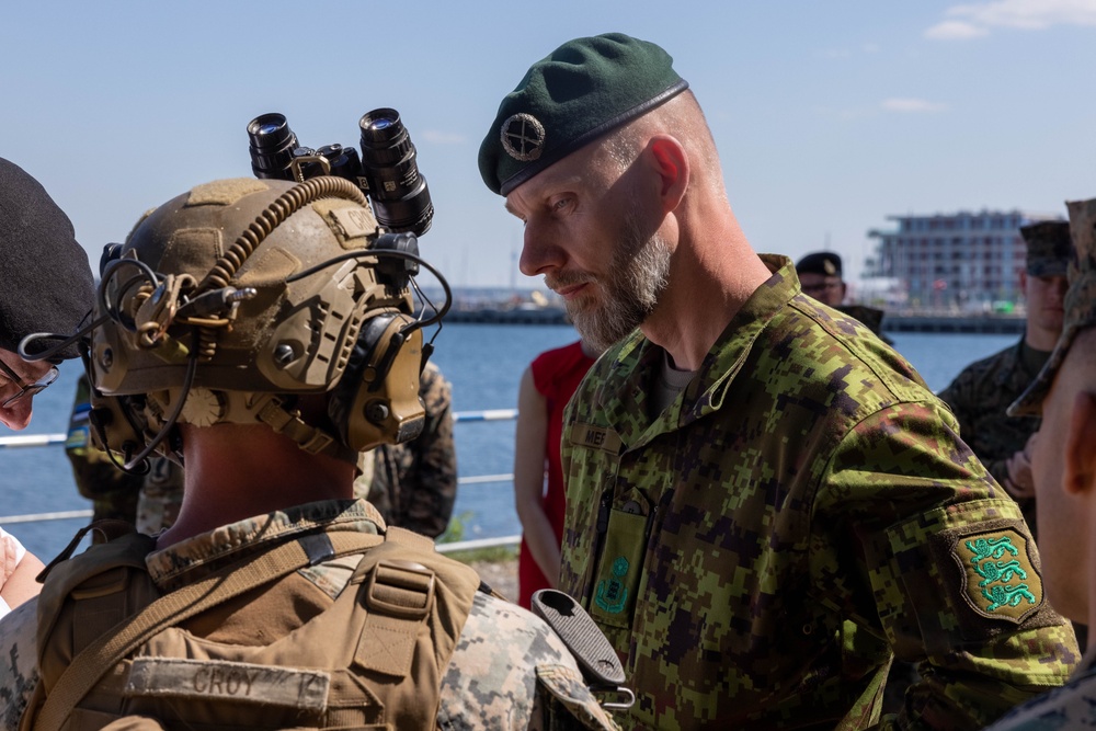 Marines with MRC Demonstrate Capabilities to Distinguished Visitors