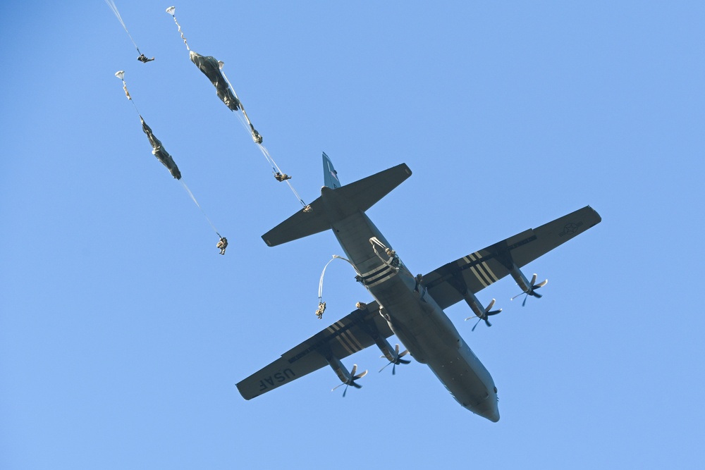 173rd Airborne Brigade - Heavy Drop with Artillery Live Fire