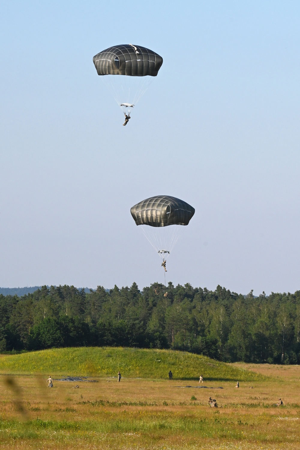 173rd Airborne Brigade - Heavy Drop with Artillery Live Fire