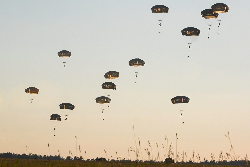 173rd Airborne Brigade - Heavy Drop with Artillery Live Fire