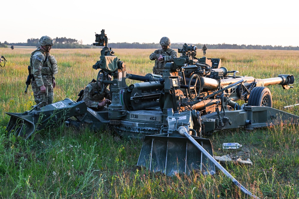 173rd Airborne Brigade - Heavy Drop with Artillery Live Fire