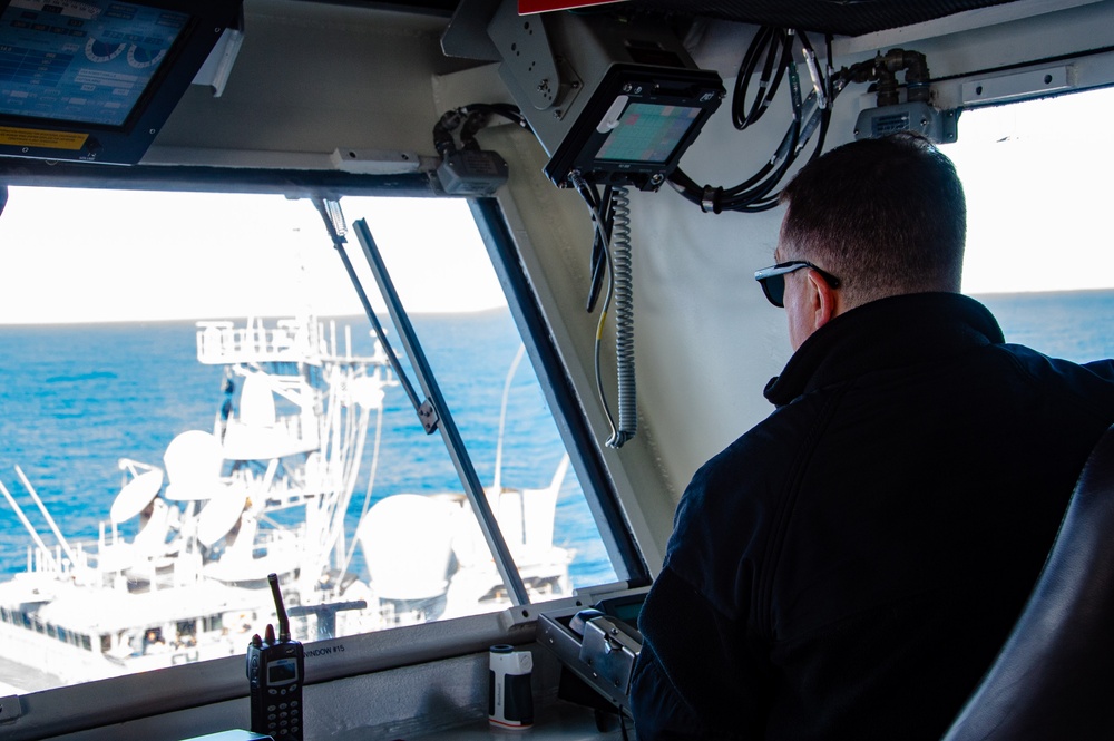 USS Ronald Reagan (CVN 76) conducts fueling-at-sea with USS Robert Smalls (CG 62)