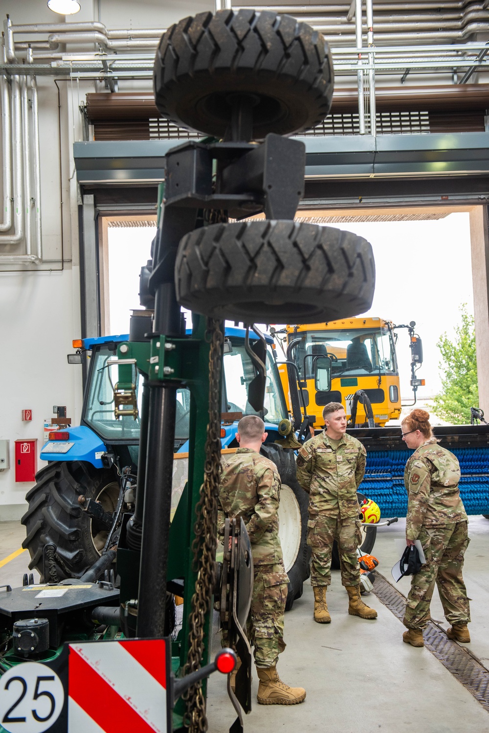 86 AW commander engages with 86 CEG during immersion experience