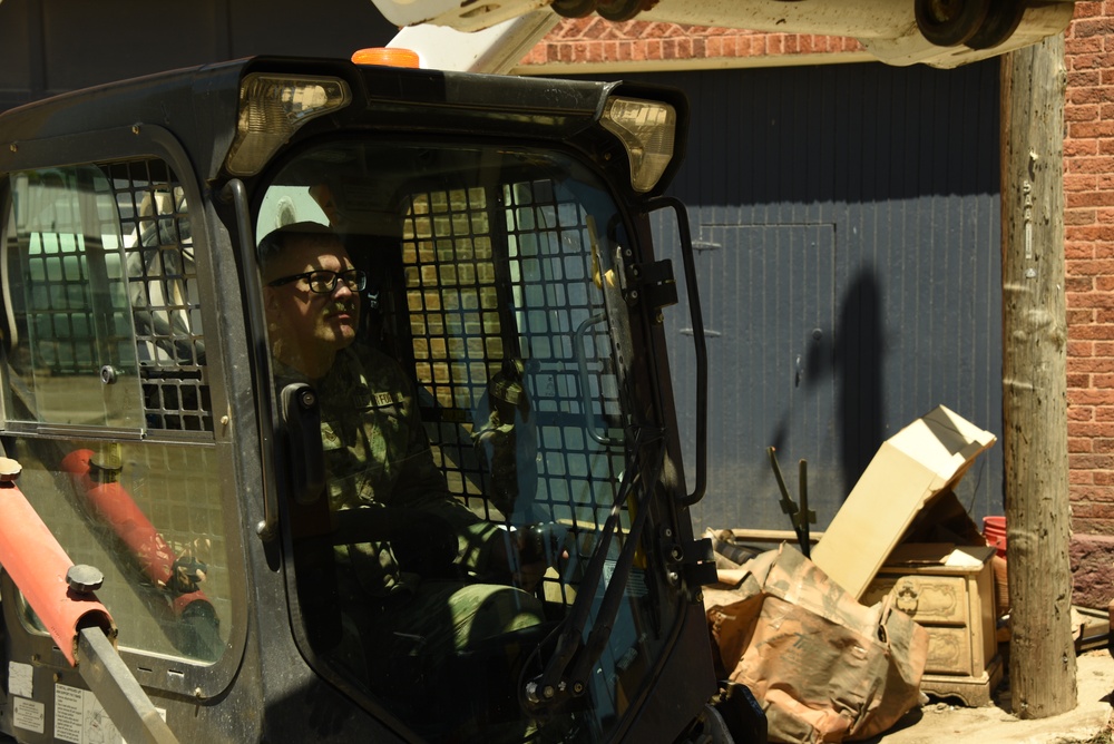 Colyer in skid steer