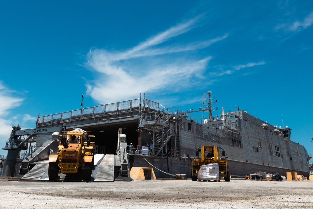 USNS Burlington loads supplies