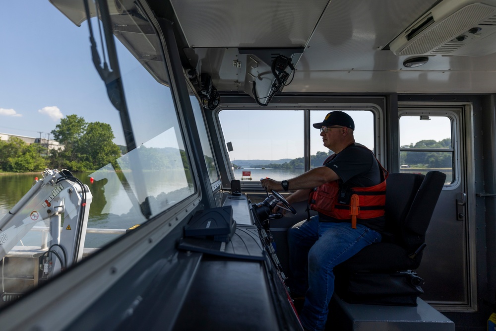 Corps installs navigation safety signs on Monongahela River