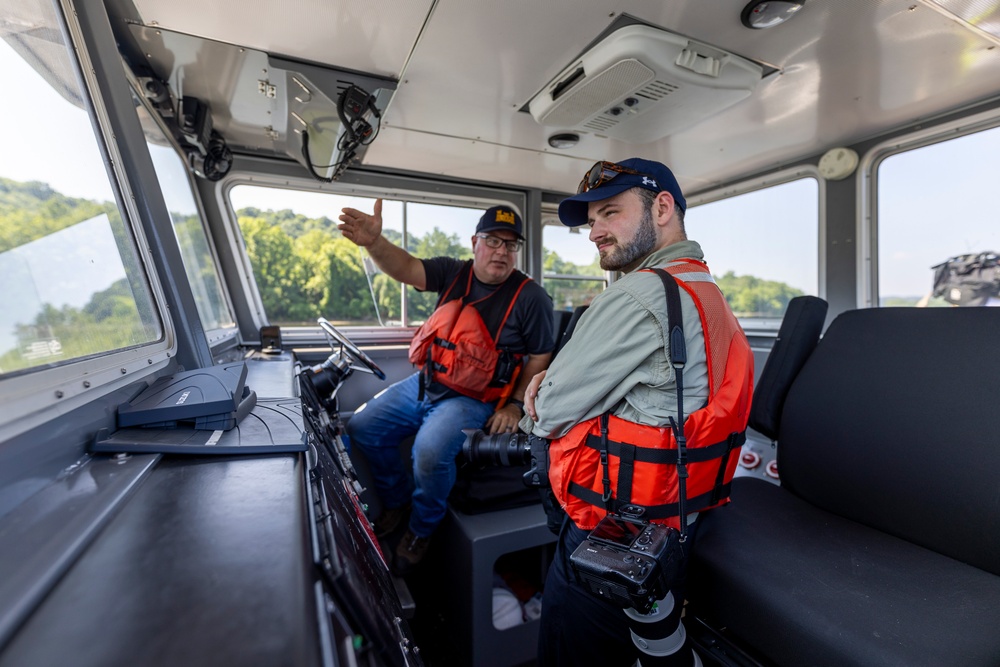 Corps installs navigation safety signs on Monongahela River