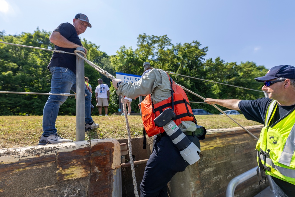 Corps installs navigation safety signs on Monongahela River