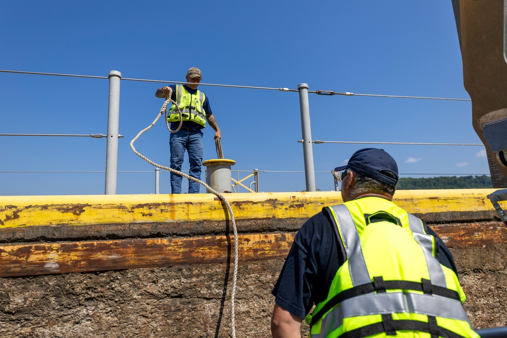 Corps installs navigation safety signs on Monongahela River