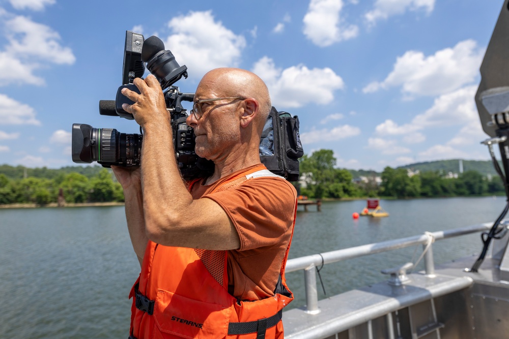 Corps installs navigation safety signs on Monongahela River