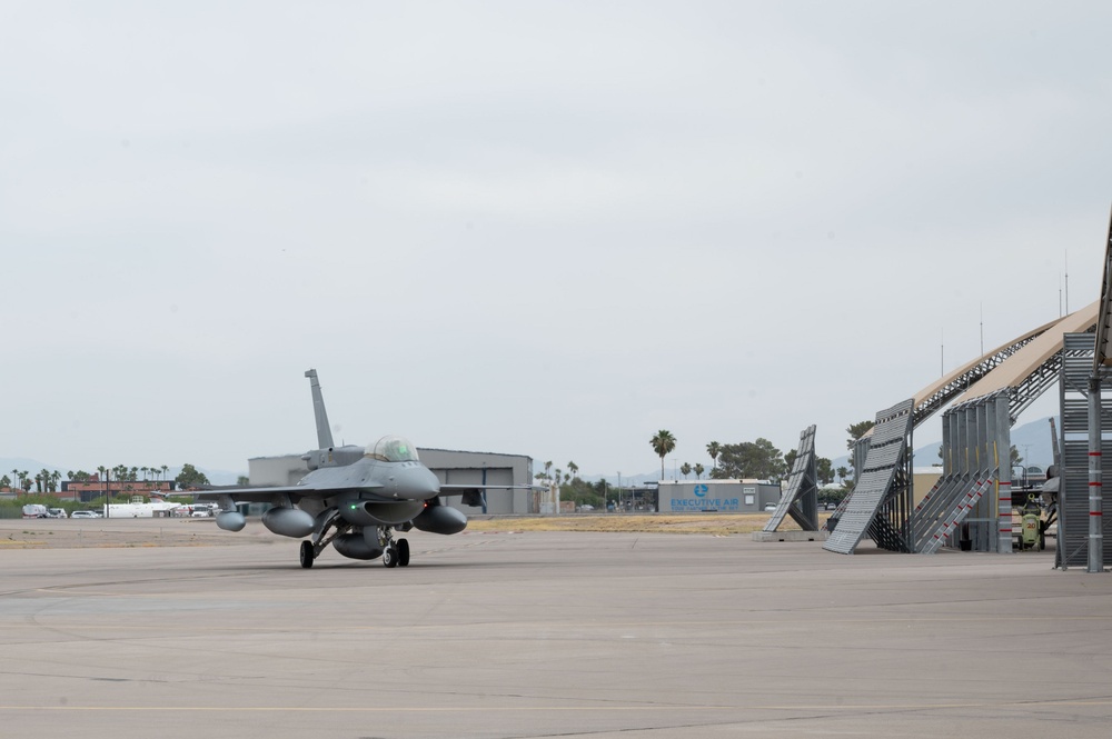 MORRIS ANGB RECEIVES INITIAL DELIVERY OF SLOVAK F-16 BLOCK 70 AIRCRAFT