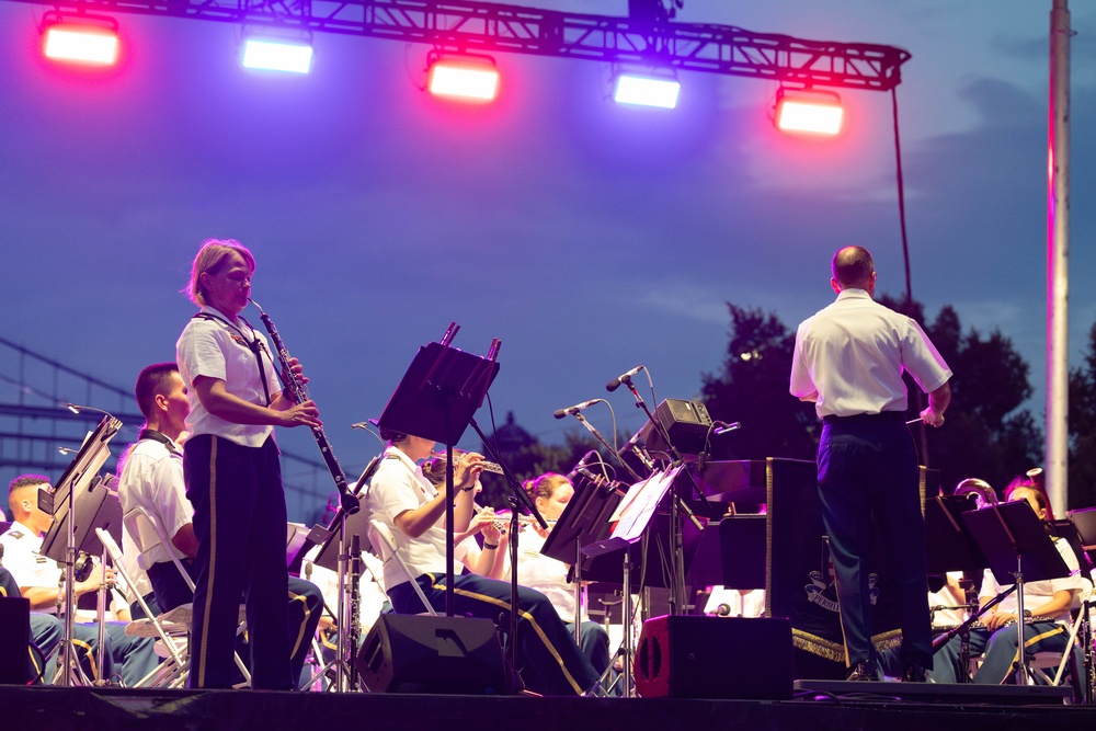 The U.S. Army Band and Chorus perform Fourth of July concert in Philadelphia