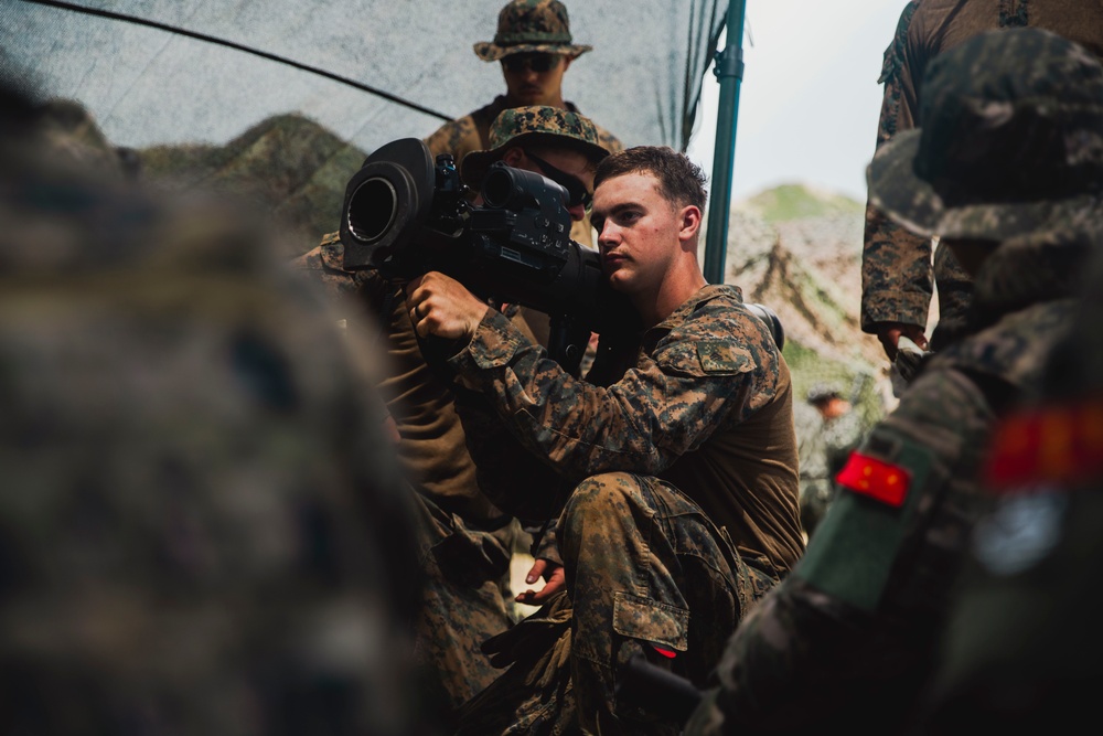 US Marine Corps rocketeer instructs Republic of Korea Marines on weapon system at RIMPAC 2024