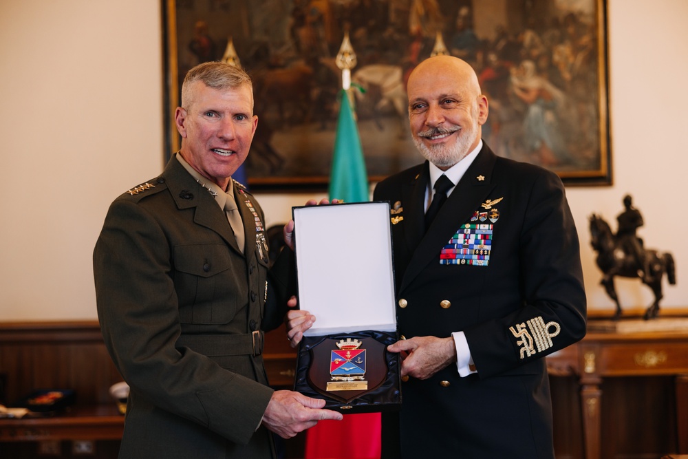 Commandant, Gen. Smith, meets with Chief of Italian Defense and Army