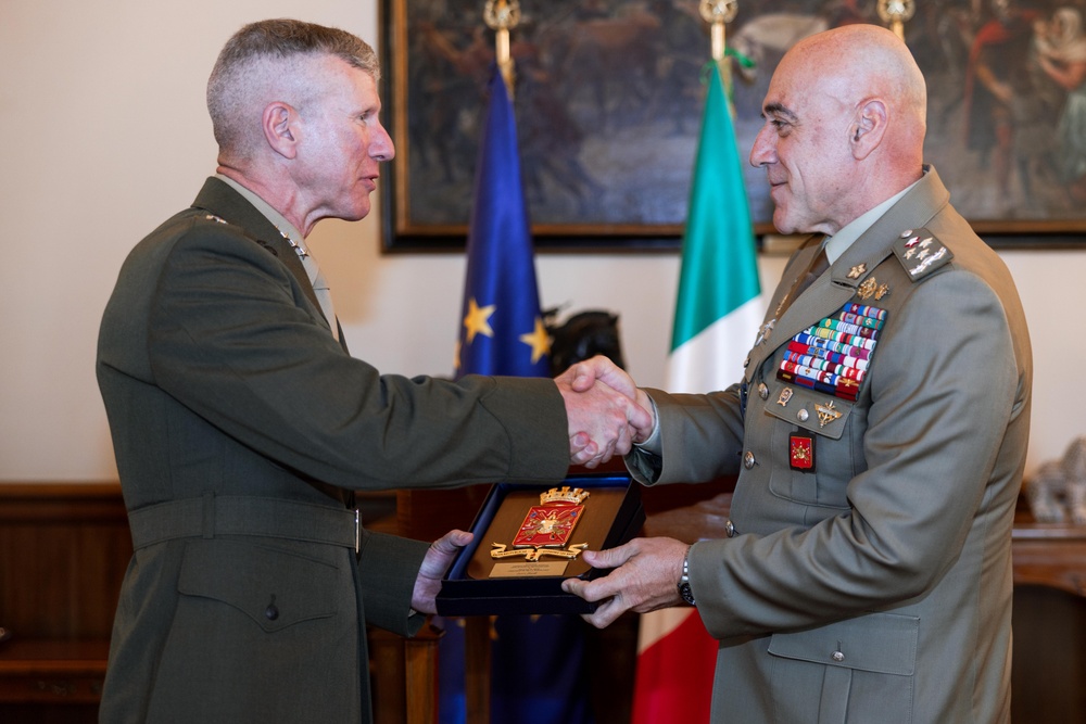 Commandant, Gen. Smith, meets with Chief of Italian Defense and Army