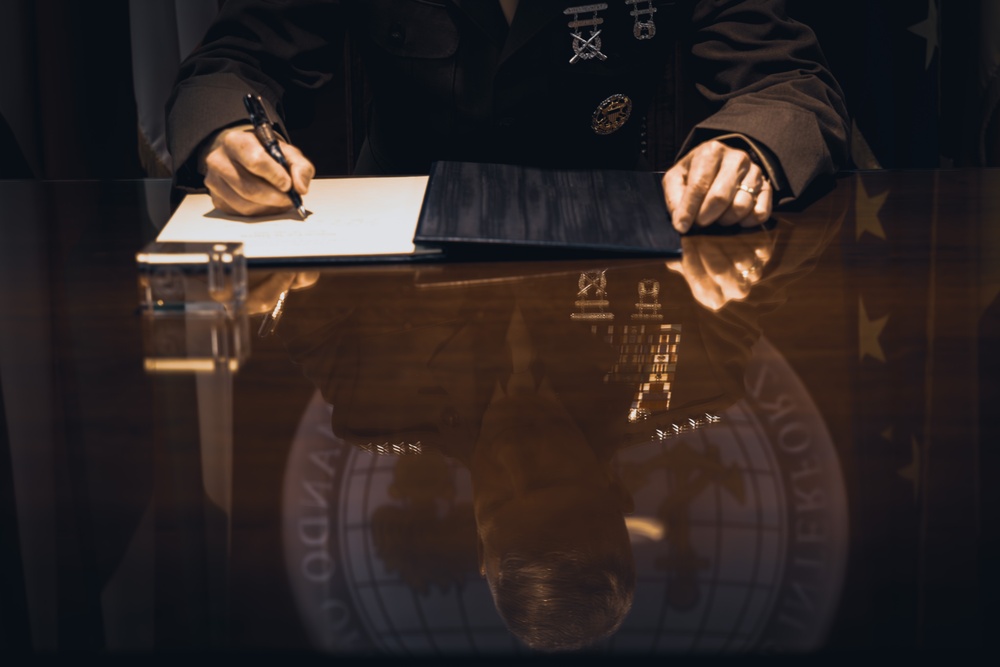 Commandant, Gen. Smith, meets with Comando Operativo di Vertice Interforze