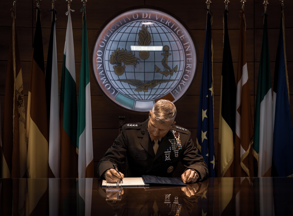 Commandant, Gen. Smith, meets with Comando Operativo di Vertice Interforze