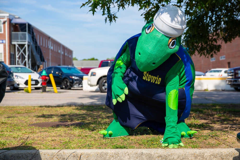 NSA HR Sailors, Stewie Participate in Clean the Base Day