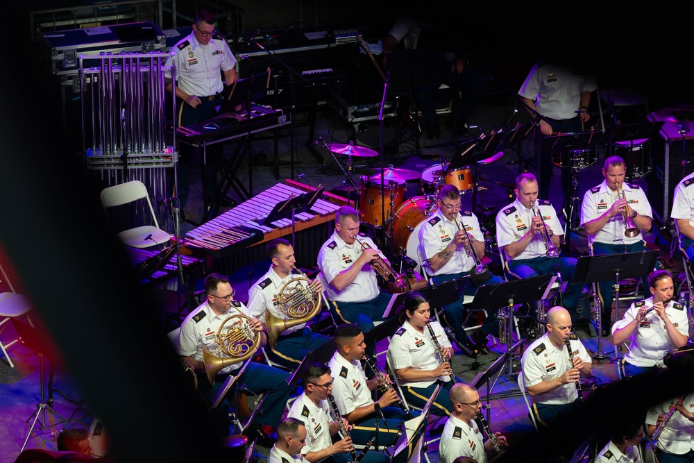 The U.S. Army Band and Chorus perform Fourth of July concert in Philadelphia