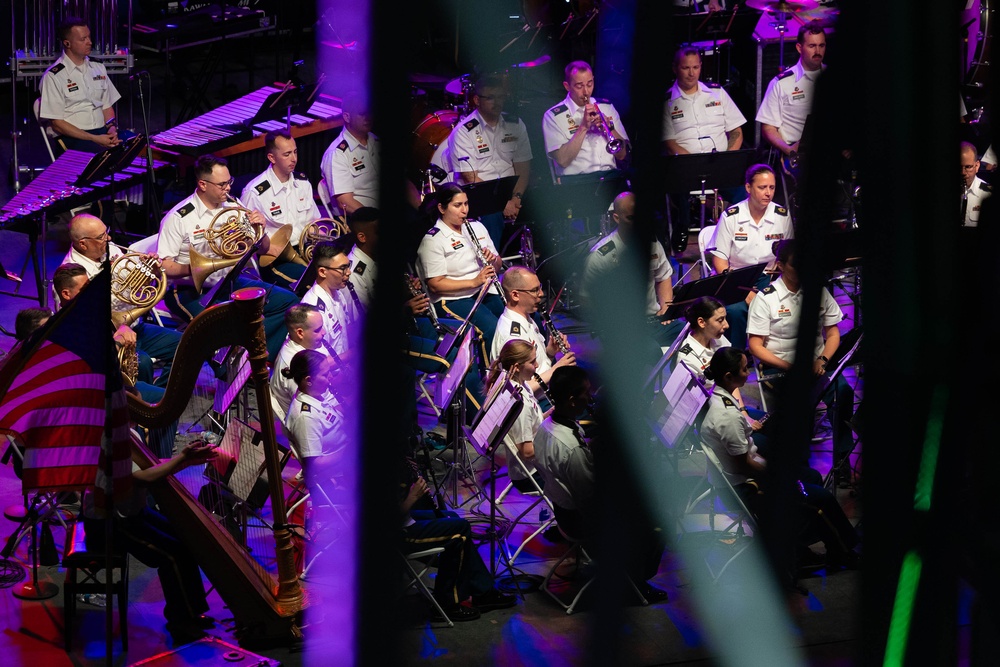 The U.S. Army Band and Chorus perform Fourth of July concert in Philadelphia