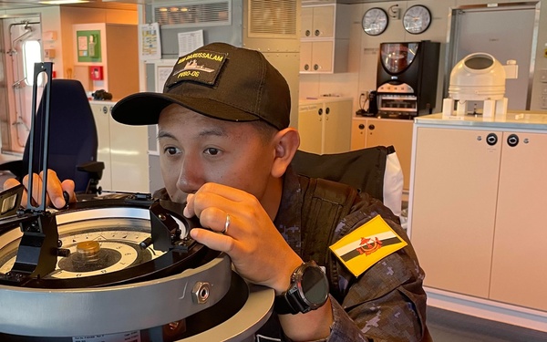 Brunei sailors from vessel KOB DRAUSSALAM visit HMCS Max Bernays