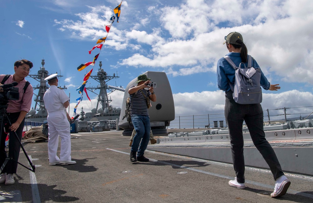 International Media Visits USS Princeton (CG 59)