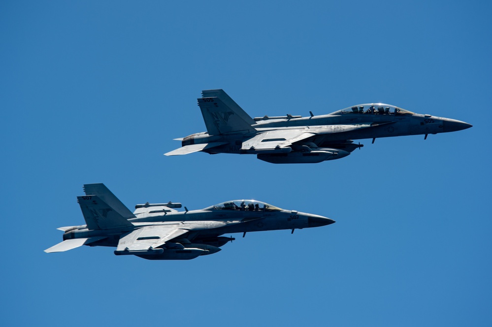 USS Ronald Reagan (CVN 76) conducts air combat-skills practice