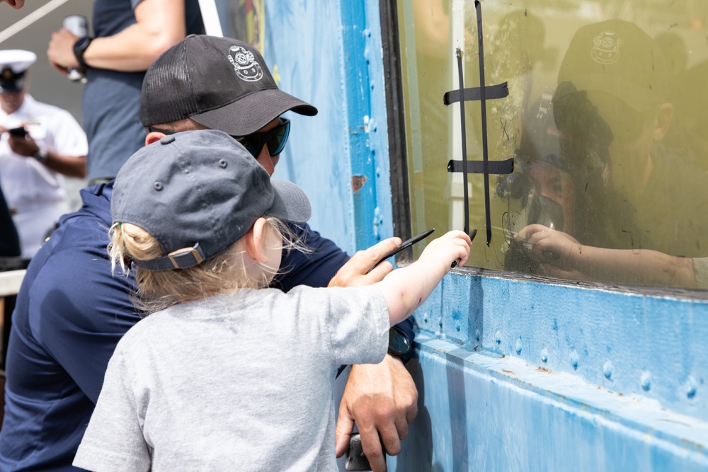 DVIDS Images Visitors play against US Navy Divers on Open Ship Day