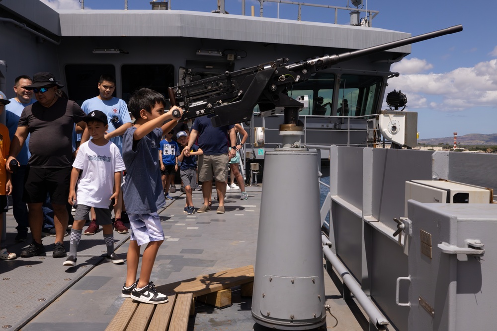 HMNZS Aotearoa Hosts Open Ship Day During RIMPAC 2024
