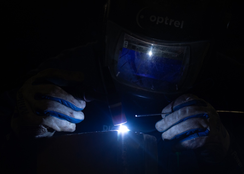 USS Ronald Reagan (CVN 76) repair a machine component