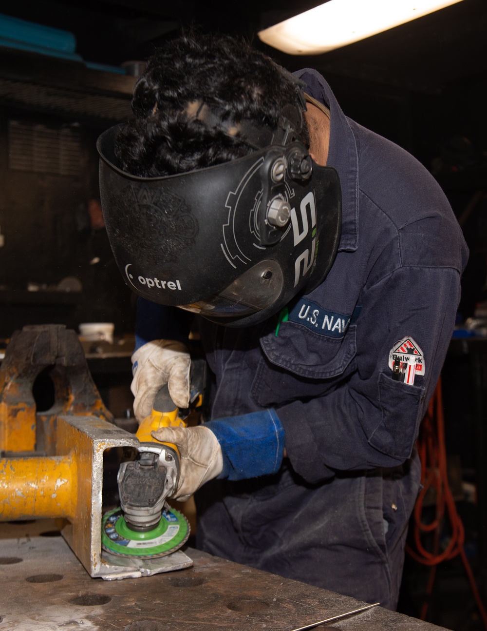 USS Ronald Reagan (CVN 76) repair a machine component