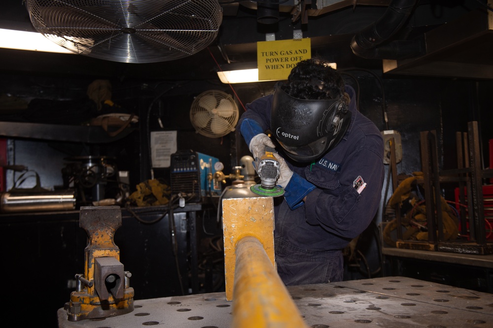 USS Ronald Reagan (CVN 76) repair a machine component