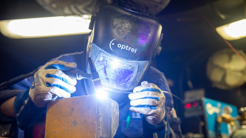 USS Ronald Reagan (CVN 76) repair a machine component