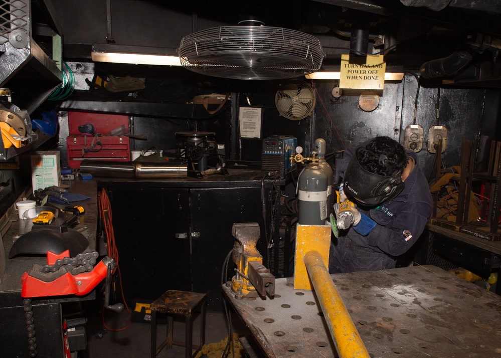 USS Ronald Reagan (CVN 76) repair a machine component