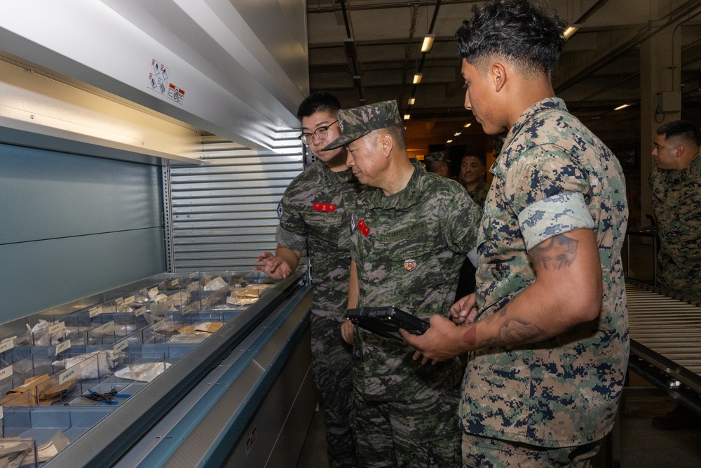 ROK General visits Camp Kinser