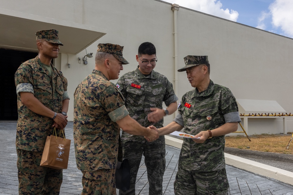 ROK General visits Camp Kinser