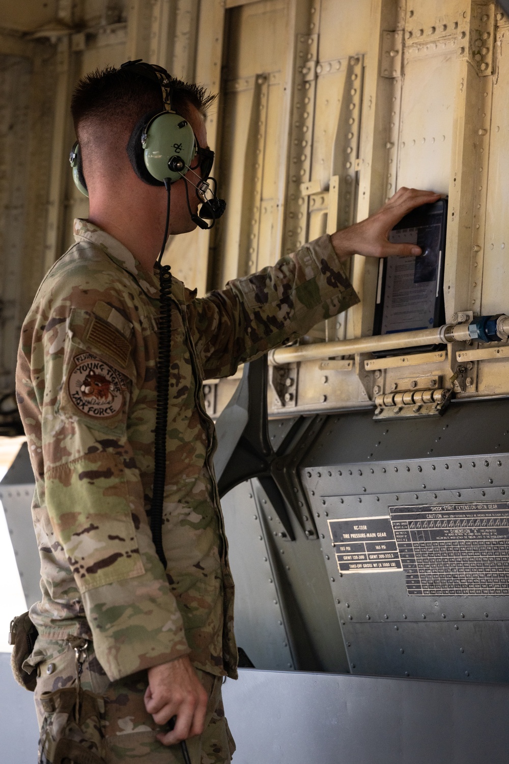 909th AMU refuels KC-135 Stratotanker on MCAS Futenma