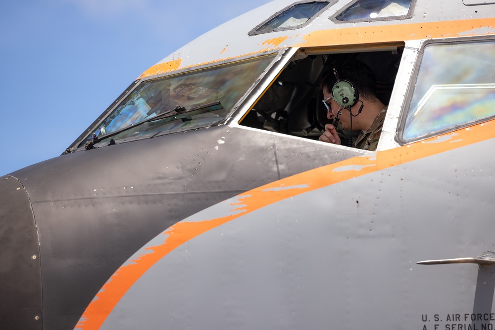 909th AMU refuels KC-135 Stratotanker on MCAS Futenma