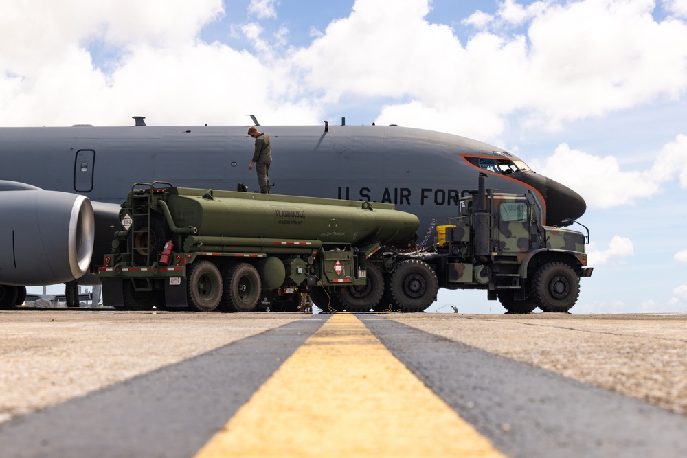 909th AMU refuels KC-135 Stratotanker on MCAS Futenma