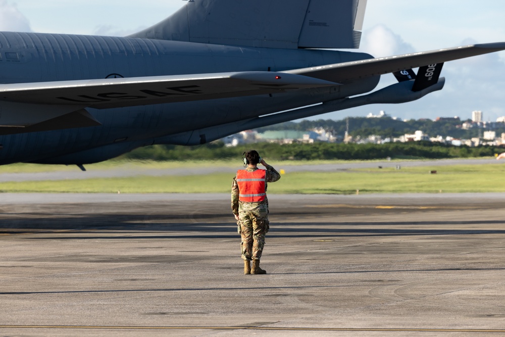 909th AMU refuels KC-135 Stratotanker on MCAS Futenma