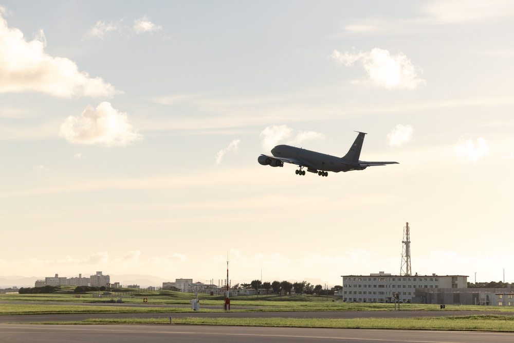 909th AMU refuels KC-135 Stratotanker on MCAS Futenma