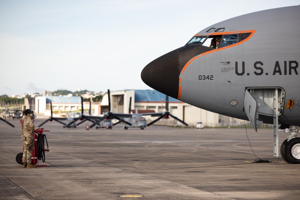 909th AMU refuels KC-135 Stratotanker on MCAS Futenma