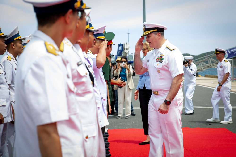 US Ambassador to Vietnam Meets with C7F Aboard USS Blue Ridge